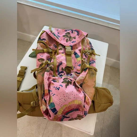 FARM RIO 
TROPICAL COLLAGE CANVAS COLORFUL BIRD HIKING BAG
OS
MULTI - Picture 3 of 6